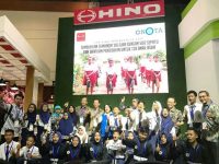 HINO TUMBUHKAN SEMANGAT BELAJAR MELALUI PEMBERIAN  500 PASANG SEPATU DAN 130 BANTUAN PENDIDIKAN